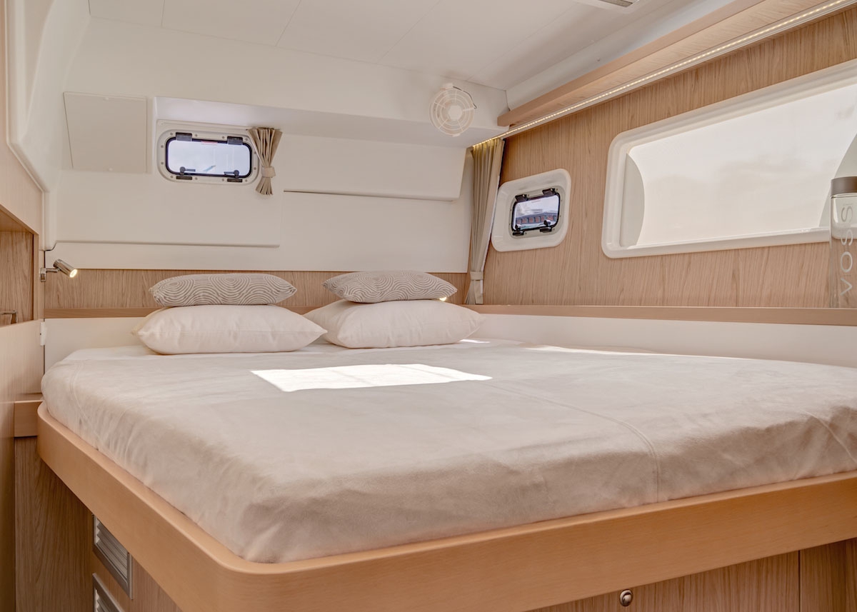 Bareboat Catamaran Lagoon 400 S2 photo 4