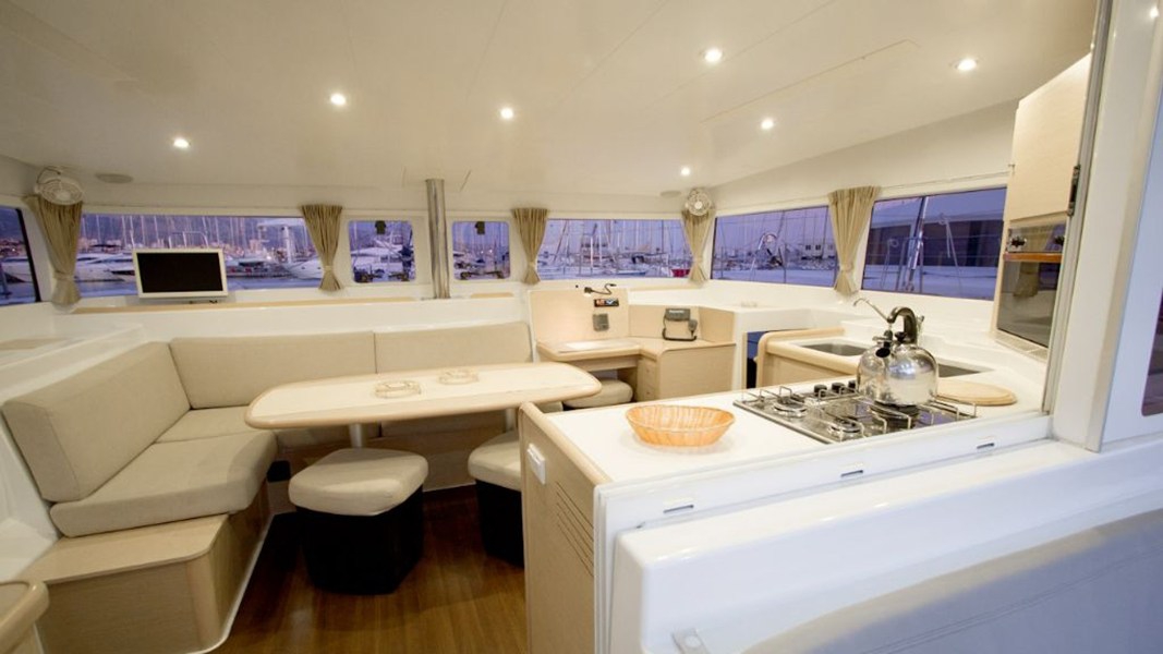 Bareboat Catamaran Lagoon 400 S2 photo 5