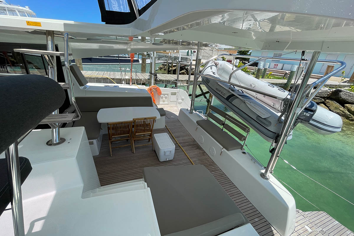 Bareboat Catamaran C`EST BON photo 4