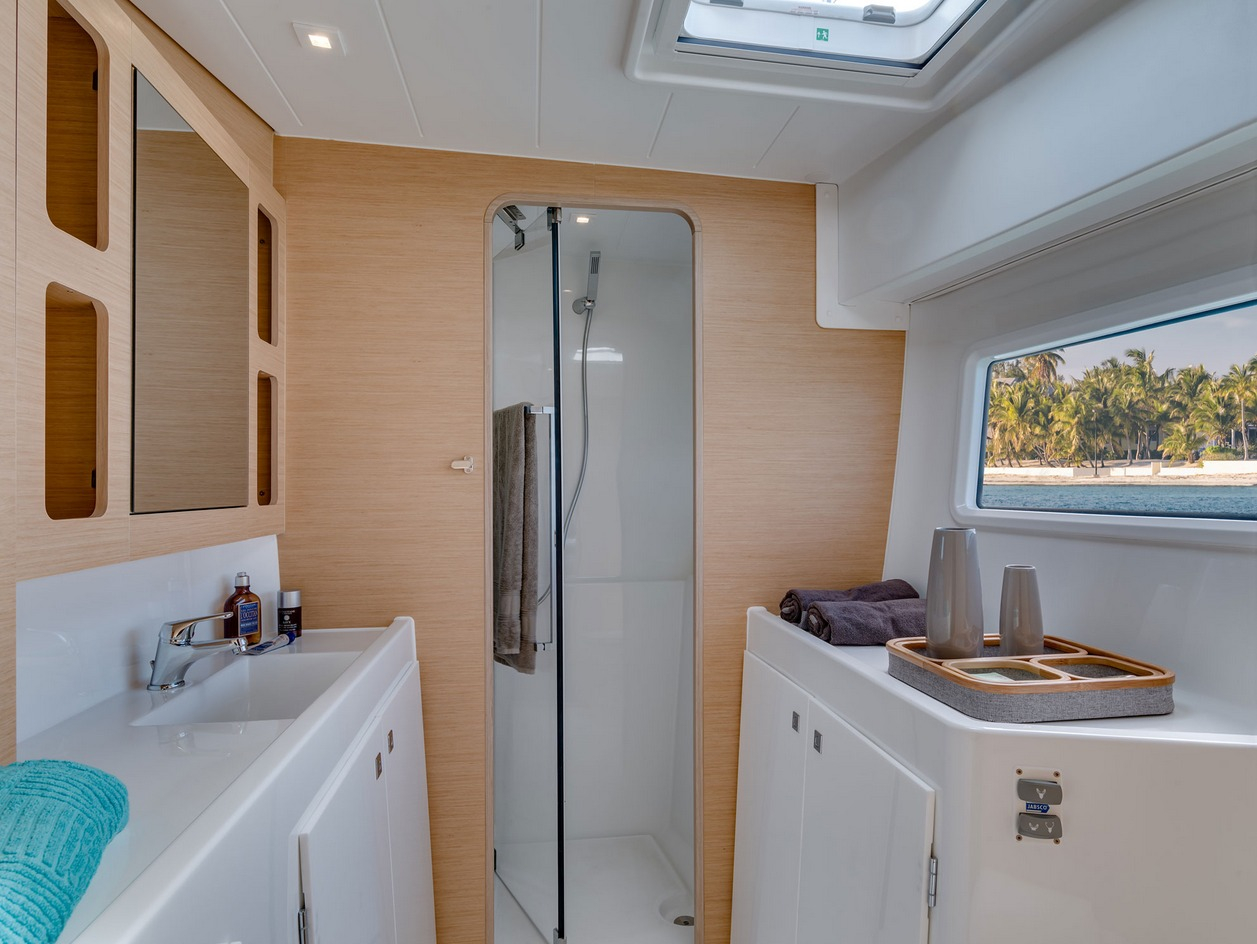 Bareboat Catamaran Lagoon 42 photo 7