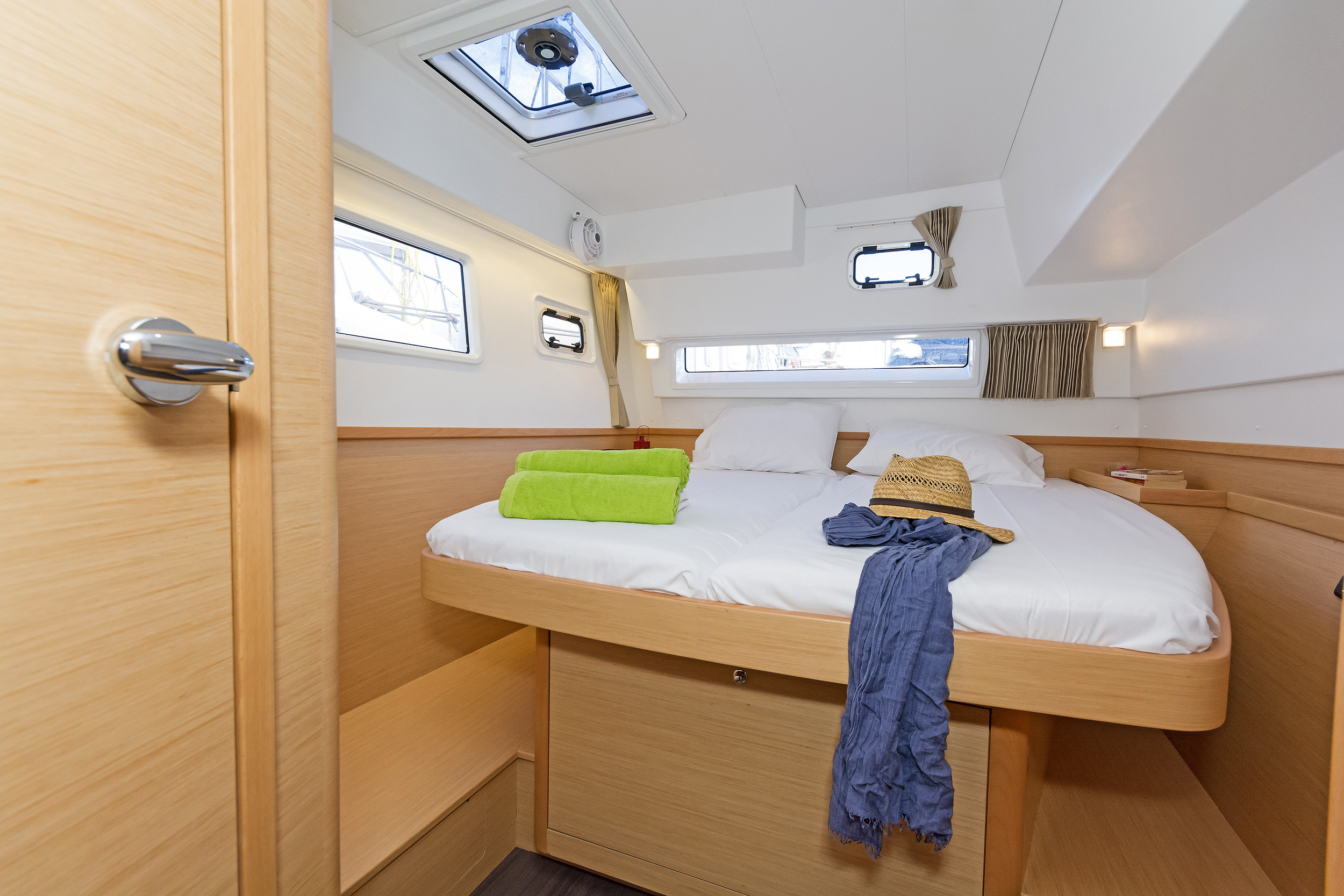 Bareboat Catamaran Lagoon 42 photo 8