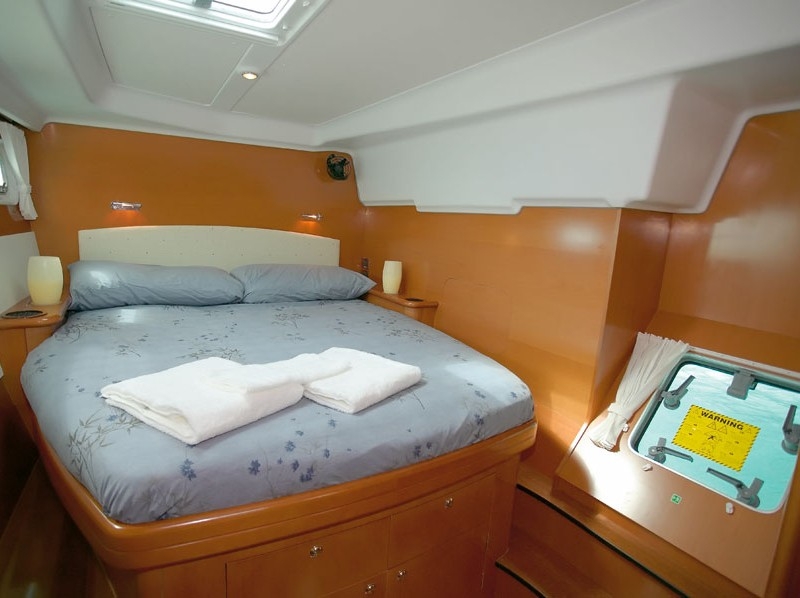 Bareboat Catamaran Lagoon 440 (2009) photo 3