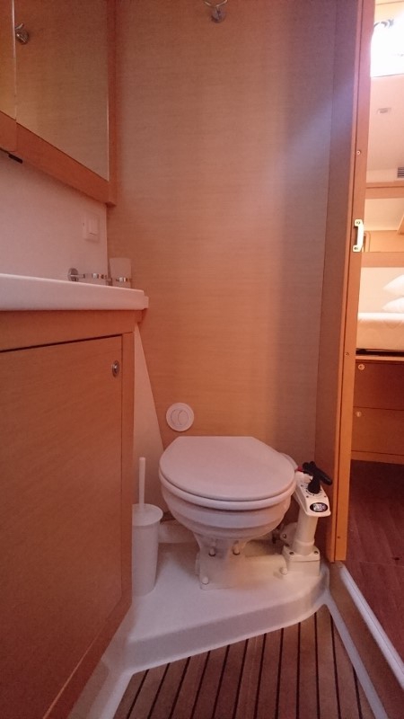 Bareboat Catamaran Lagoon 450 photo 4