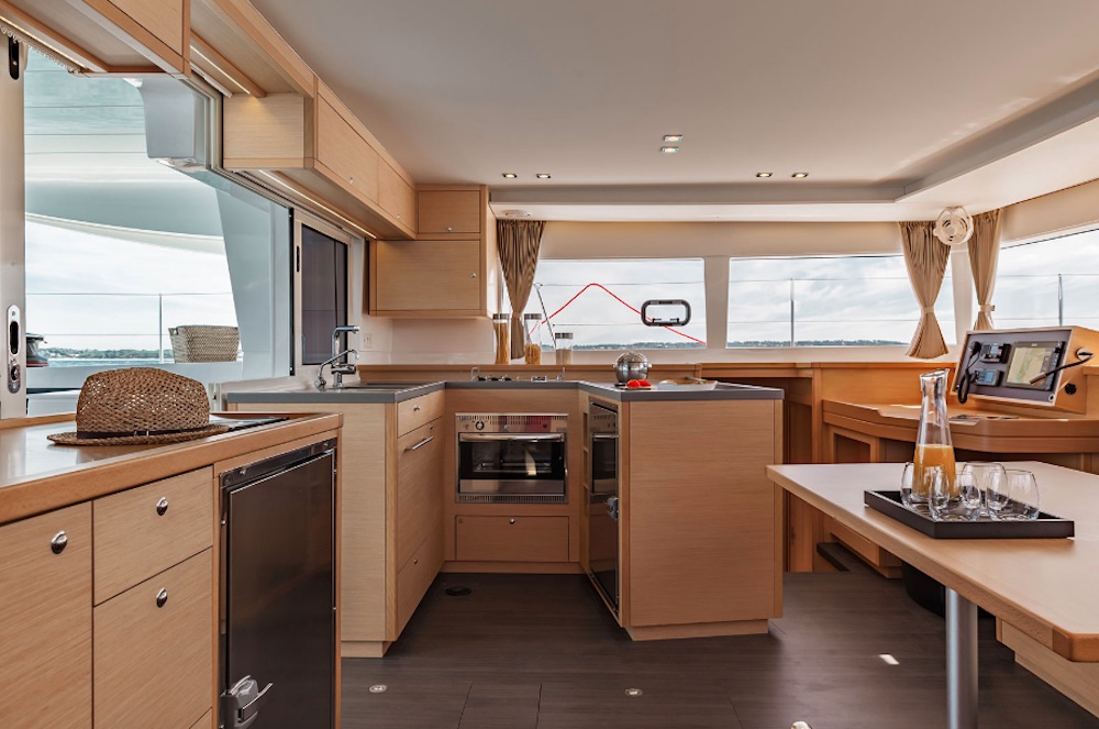Bareboat Catamaran Lagoon 450 F Luxe photo 4