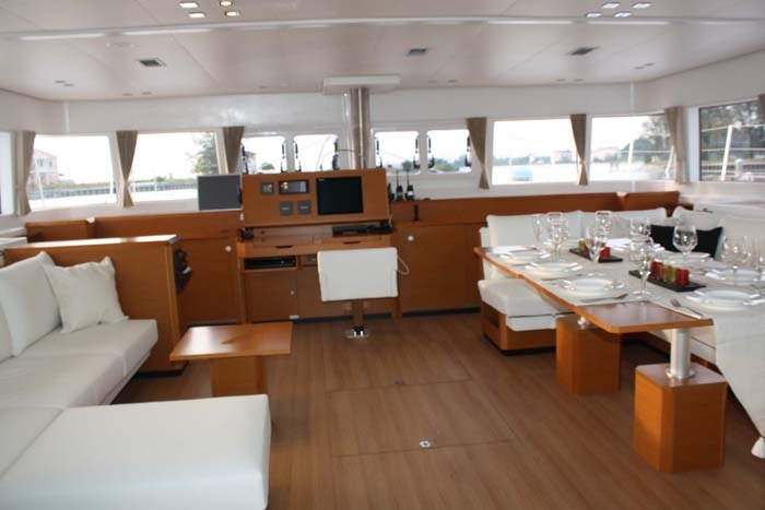 Crewed Catamaran Lagoon 620 photo 6