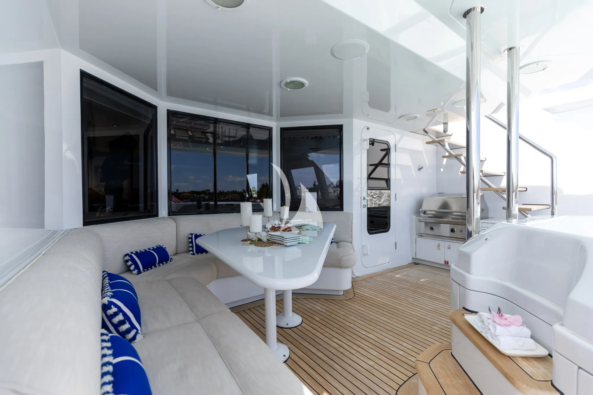 Luxury Crewed Motor Yacht LANIDA photo 7