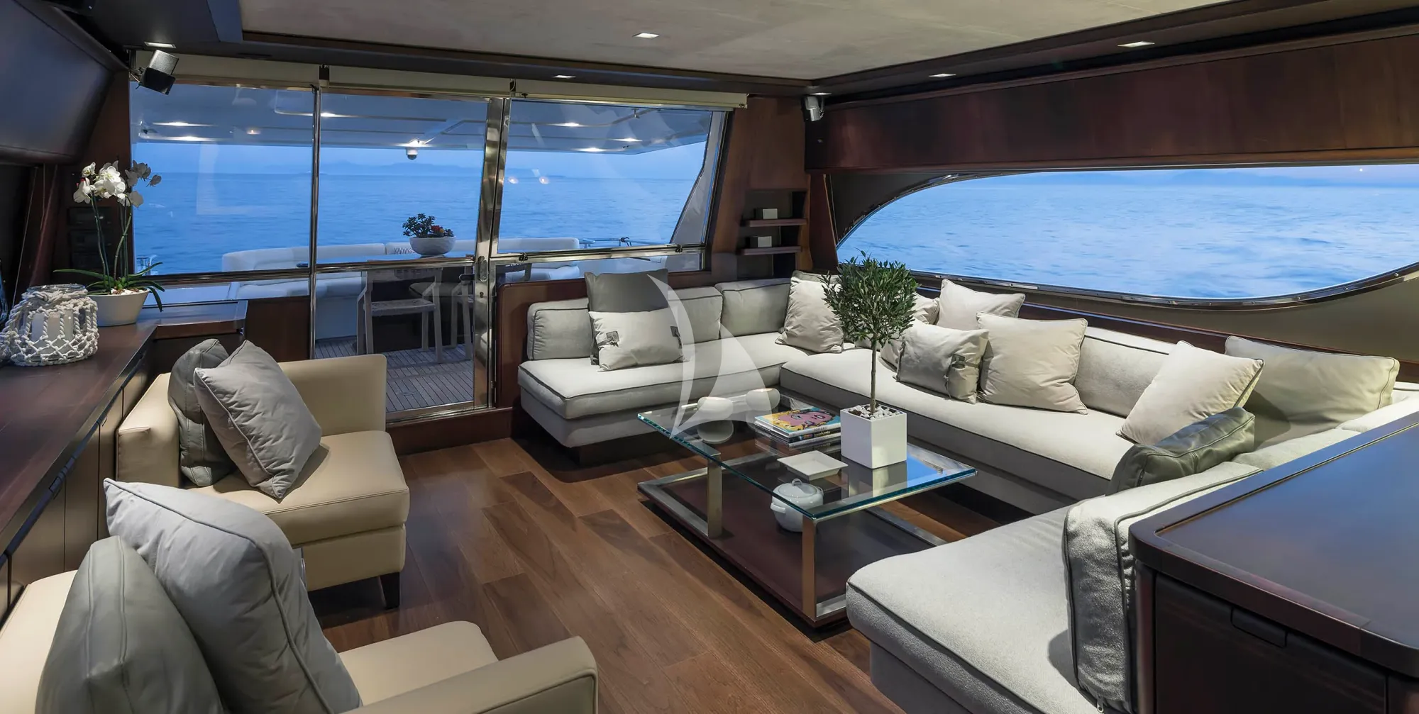 Luxury Crewed Motor Yacht LAZY DAYS photo 7