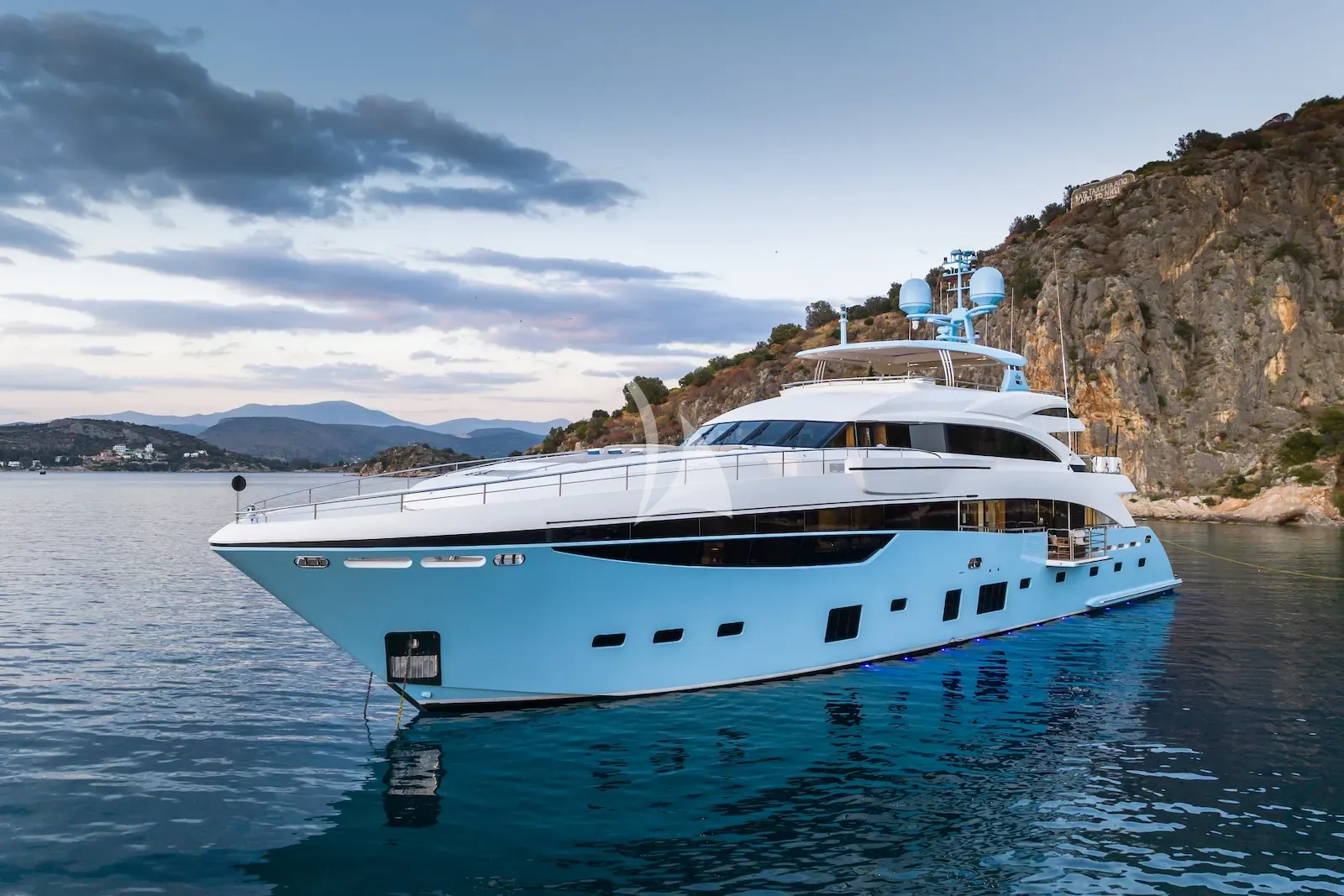 Luxury Crewed Motor Yacht LE VERSEAU photo 5