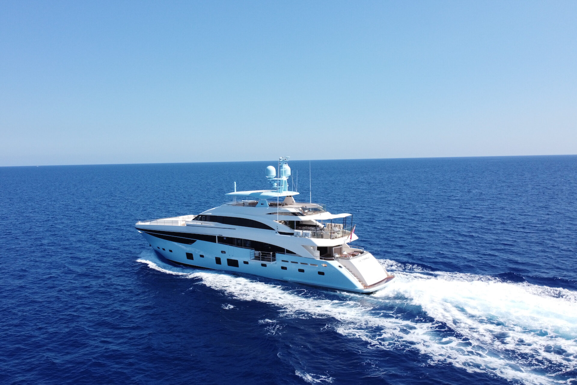 Luxury Crewed Motor Yacht LE VERSEAU photo 7
