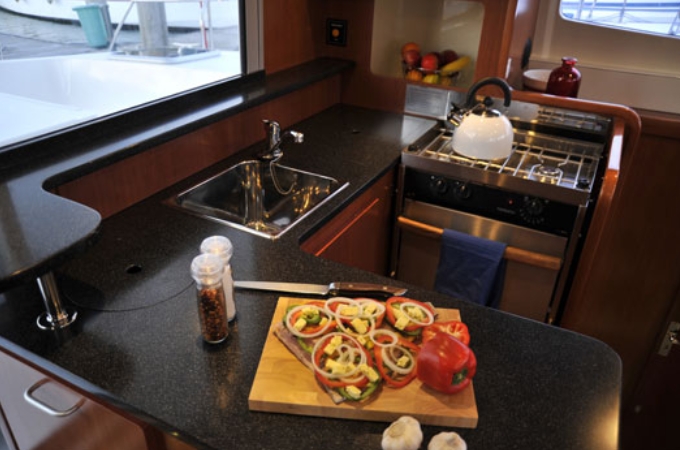 Bareboat Catamaran Leopard 39 photo 6