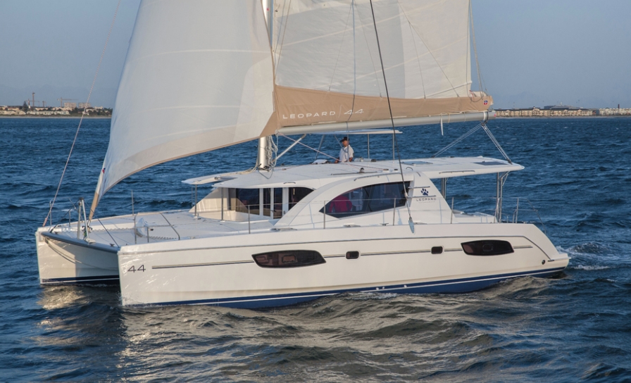 Bareboat Catamaran Leopard 44 photo 3