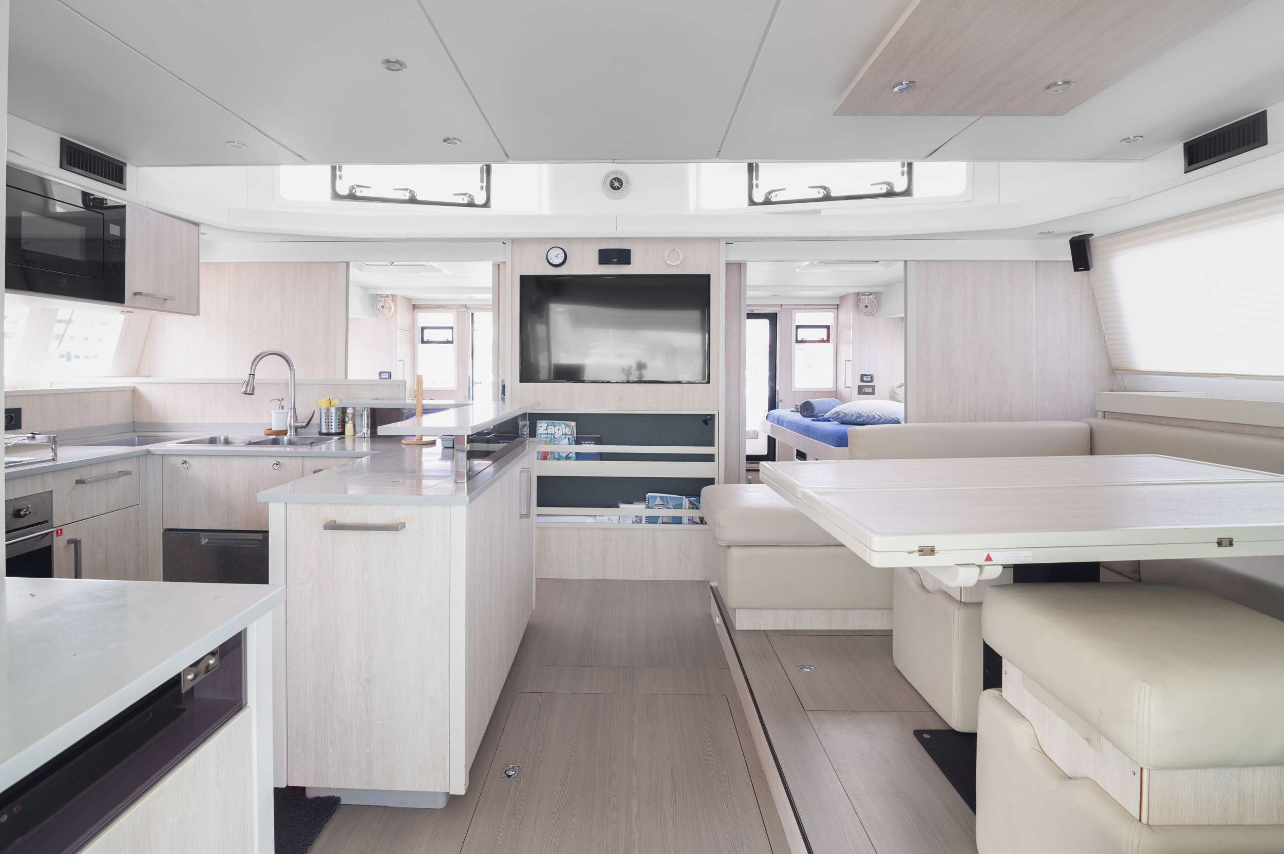 Luxury Crewed Catamaran BETWEEN photo 4