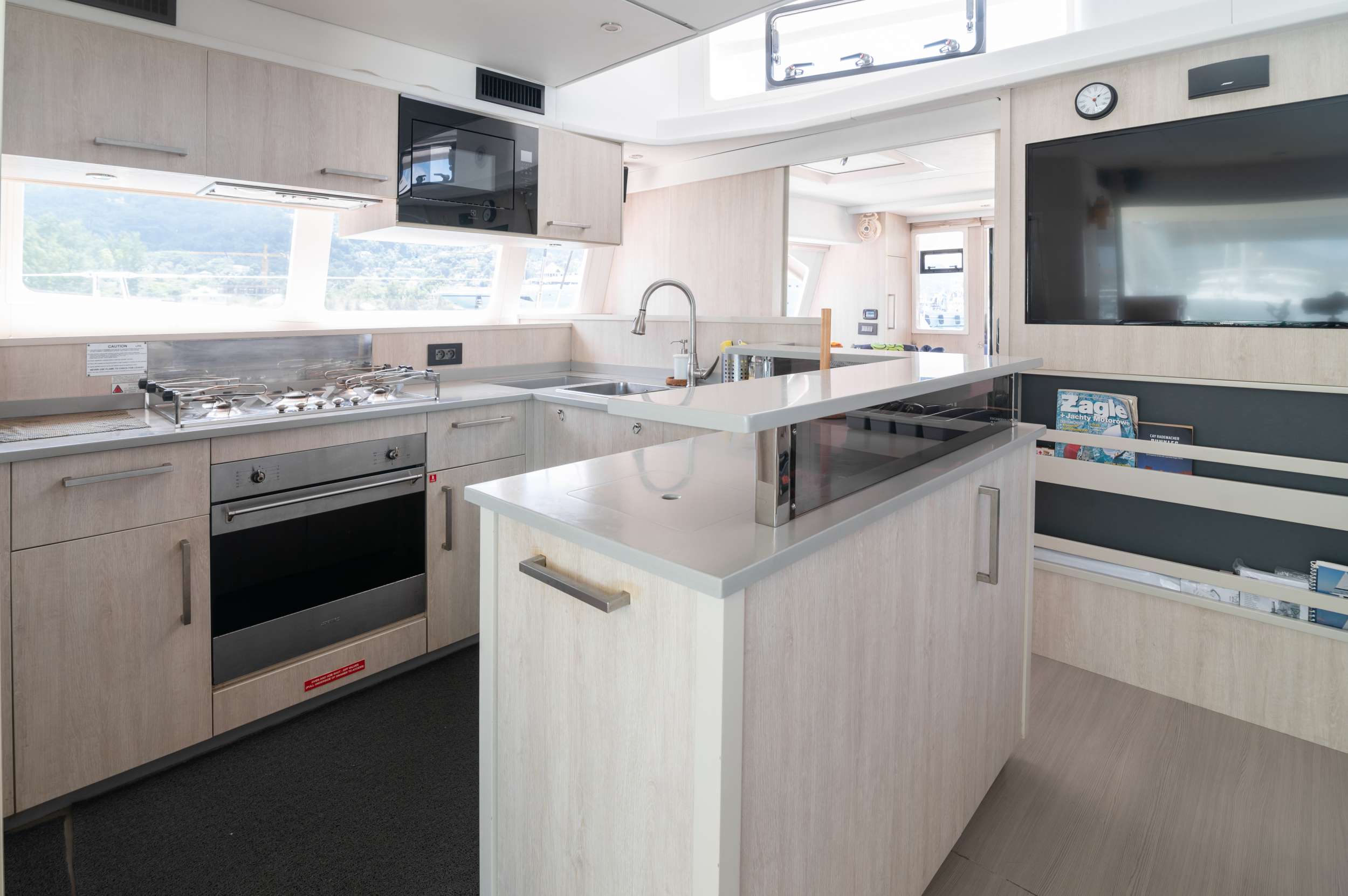 Luxury Crewed Catamaran BETWEEN photo 5