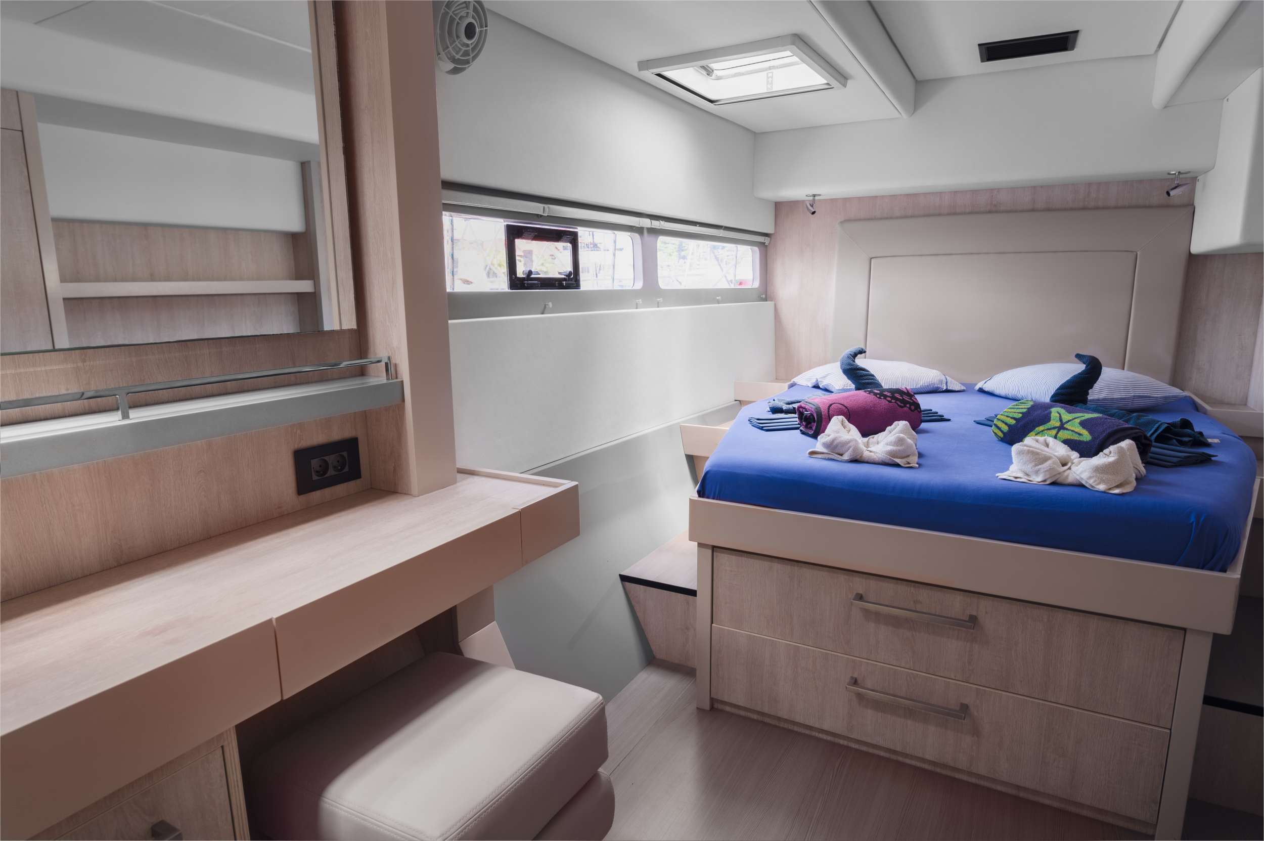 Luxury Crewed Catamaran BETWEEN photo 6