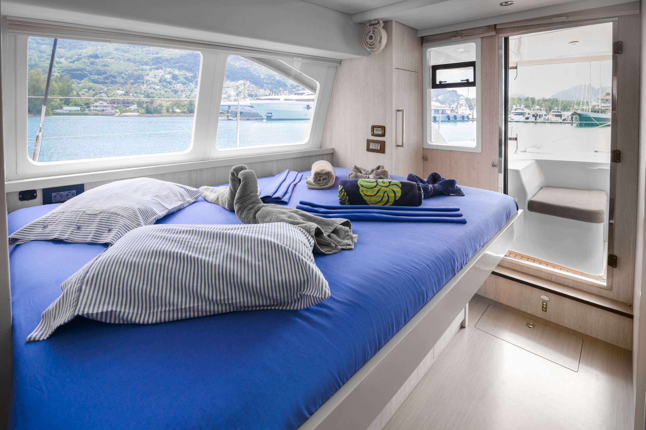 Luxury Crewed Catamaran BETWEEN photo 8