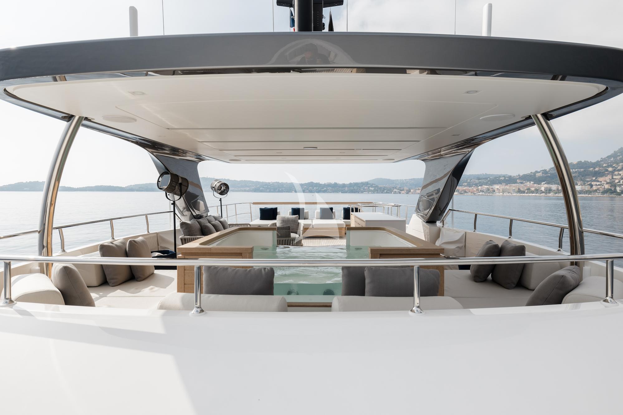 Luxury Crewed Motor Yacht LES BRUXELLOIS photo 8