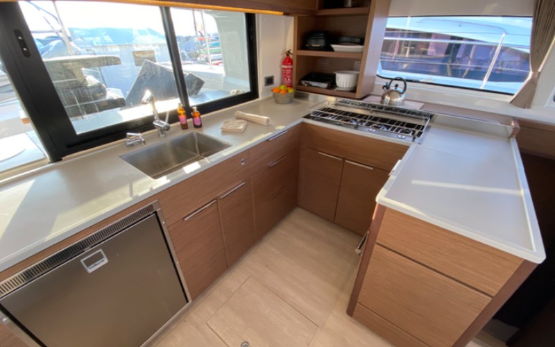 Bareboat Catamaran LES JUMEAUX photo 6