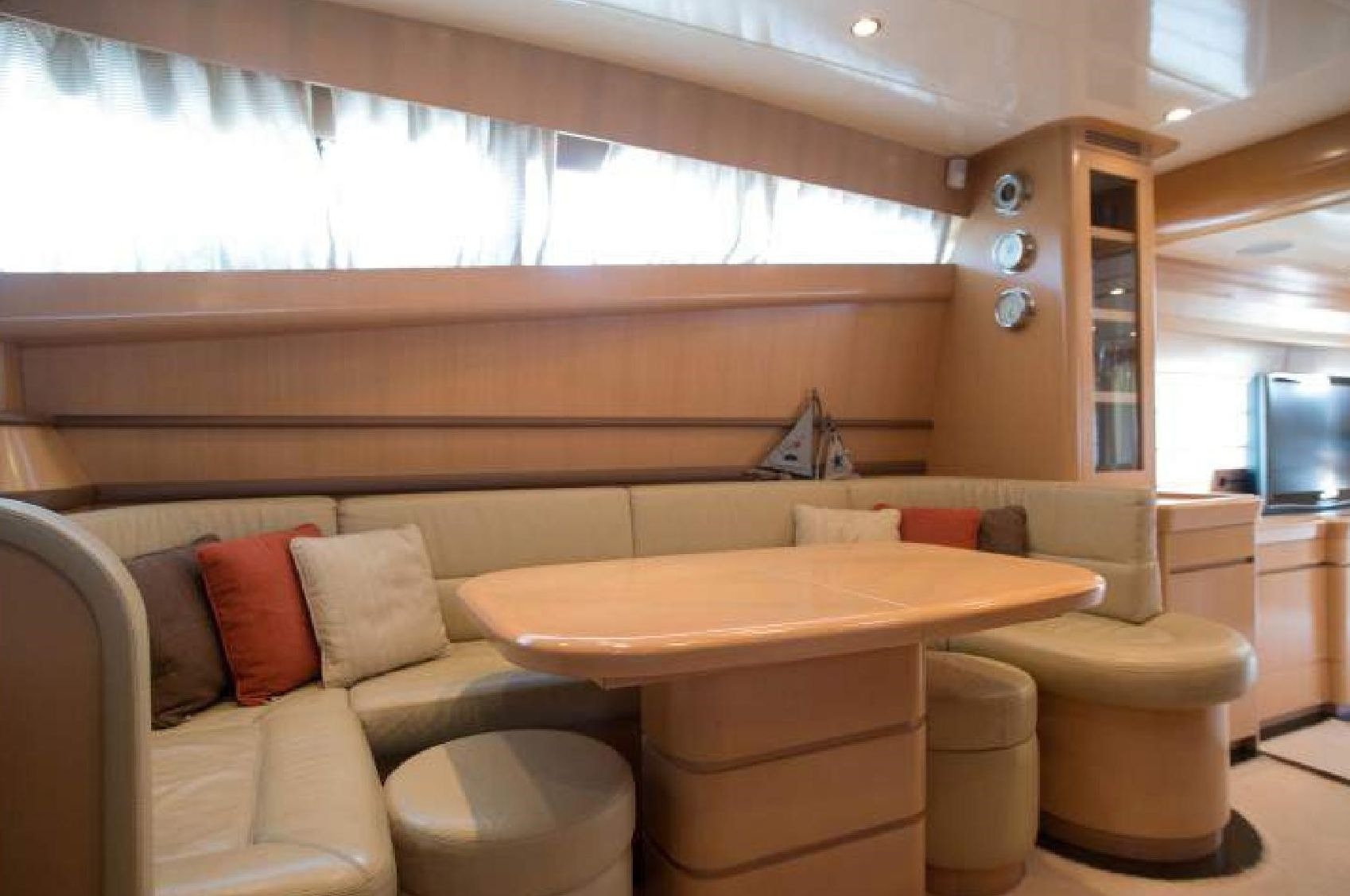 Luxury Crewed Motor Yacht LETTOULI III photo 8