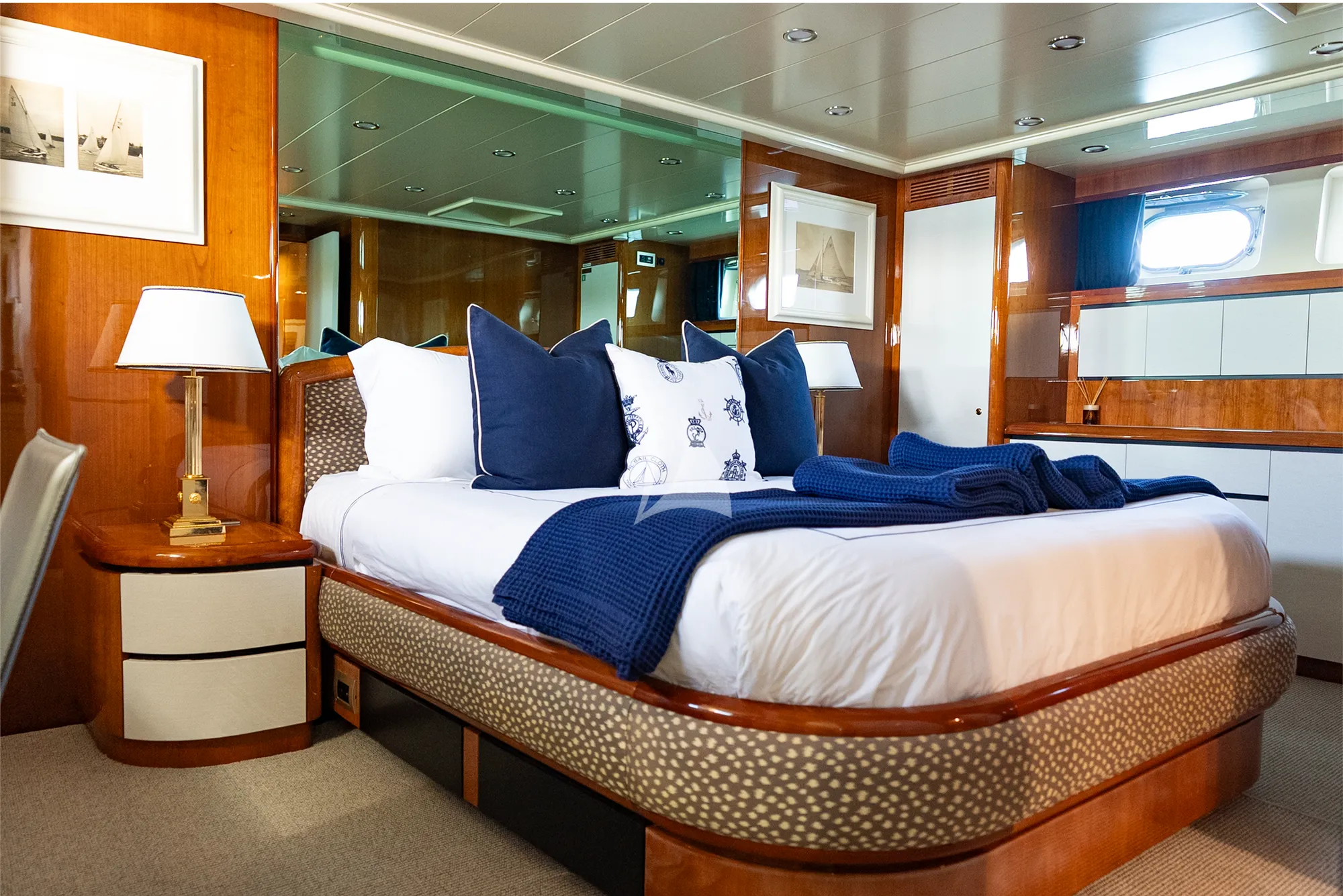 Luxury Crewed Motor Yacht LIBERTE IV photo 7