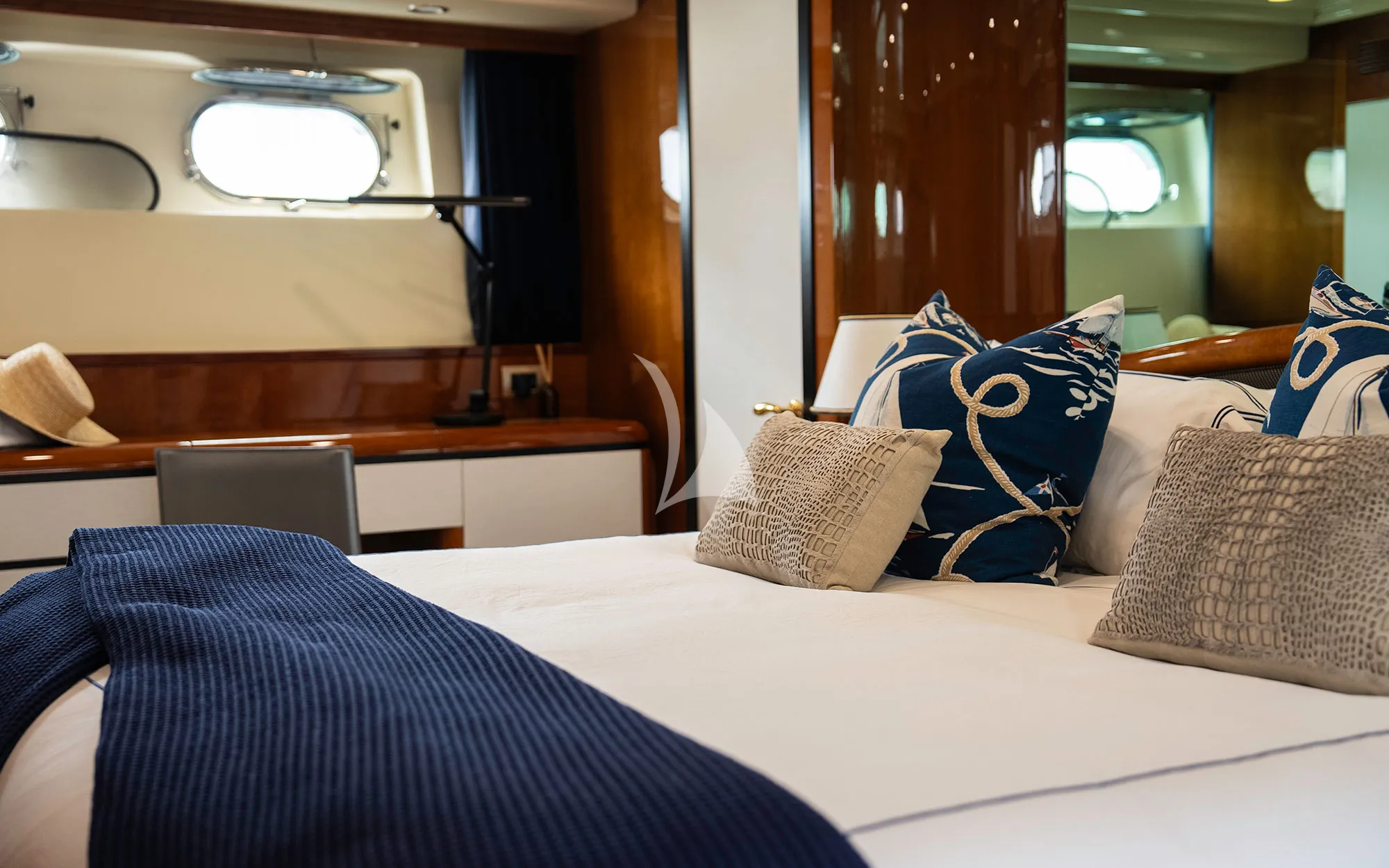 Luxury Crewed Motor Yacht LIBERTE IV photo 8