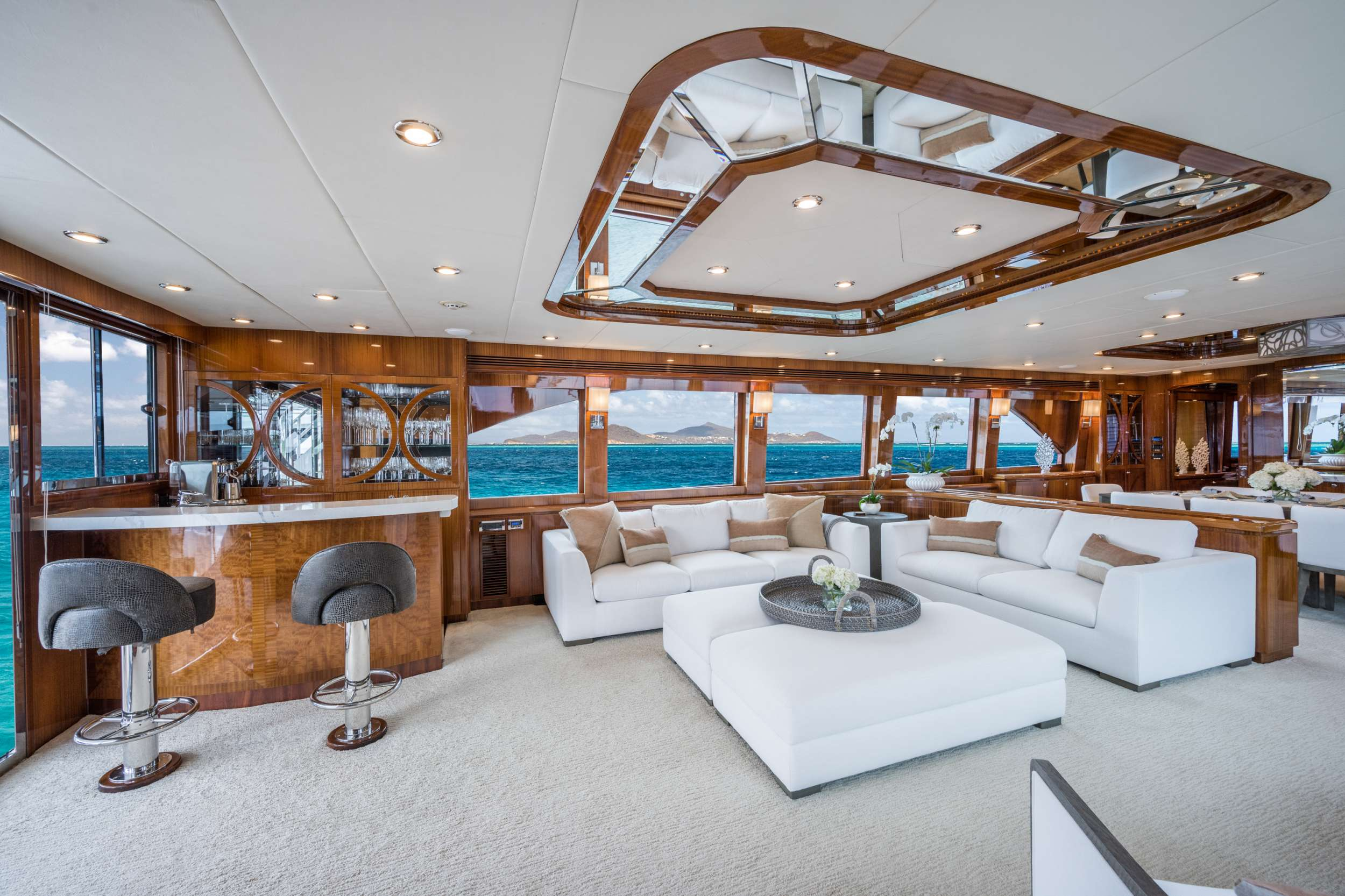 Luxury Crewed Motor Yacht LIMITLESS photo 6