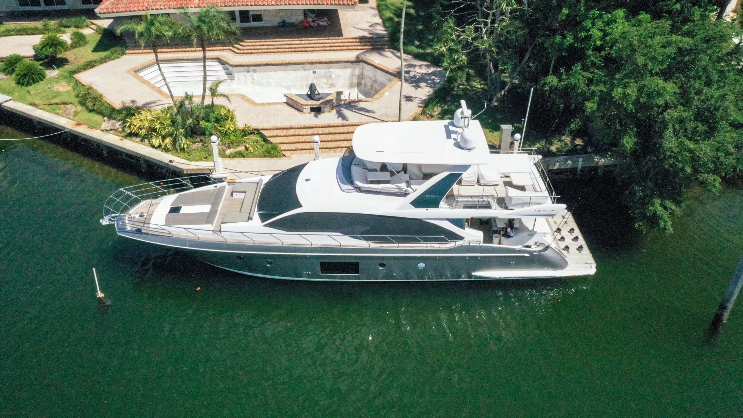 Luxury Crewed Motor Yacht LITQUIDITY photo 3