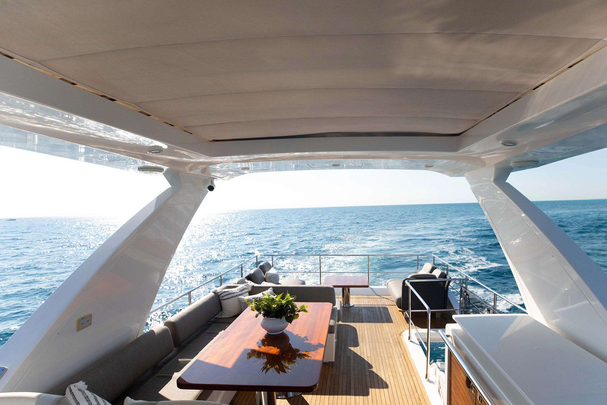 Luxury Crewed Motor Yacht LITQUIDITY photo 8