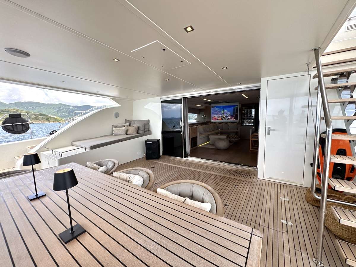 Luxury Crewed Catamaran LITTLE GIANT photo 6