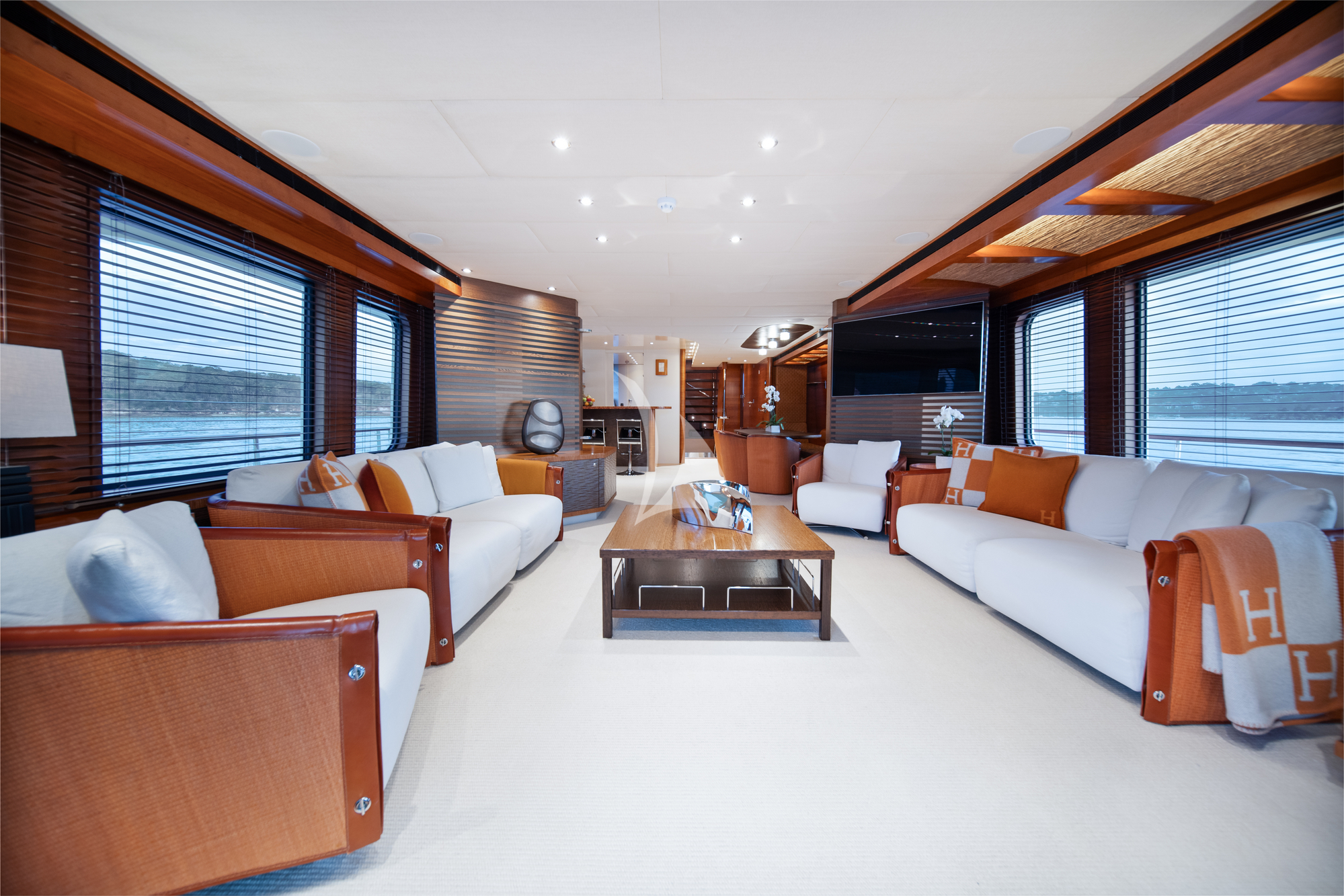 Luxury Crewed Motor Yacht LITTLE PERLE photo 8