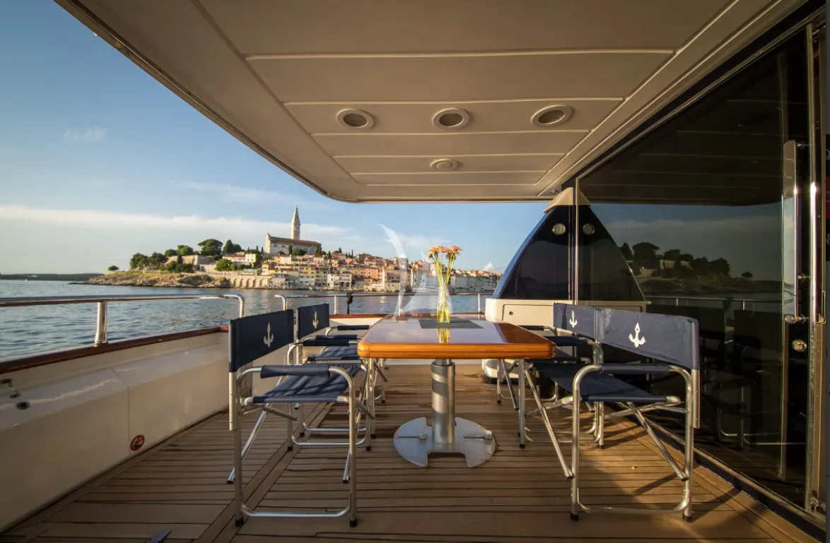 Crewed Motor Yacht LIZARD photo 7