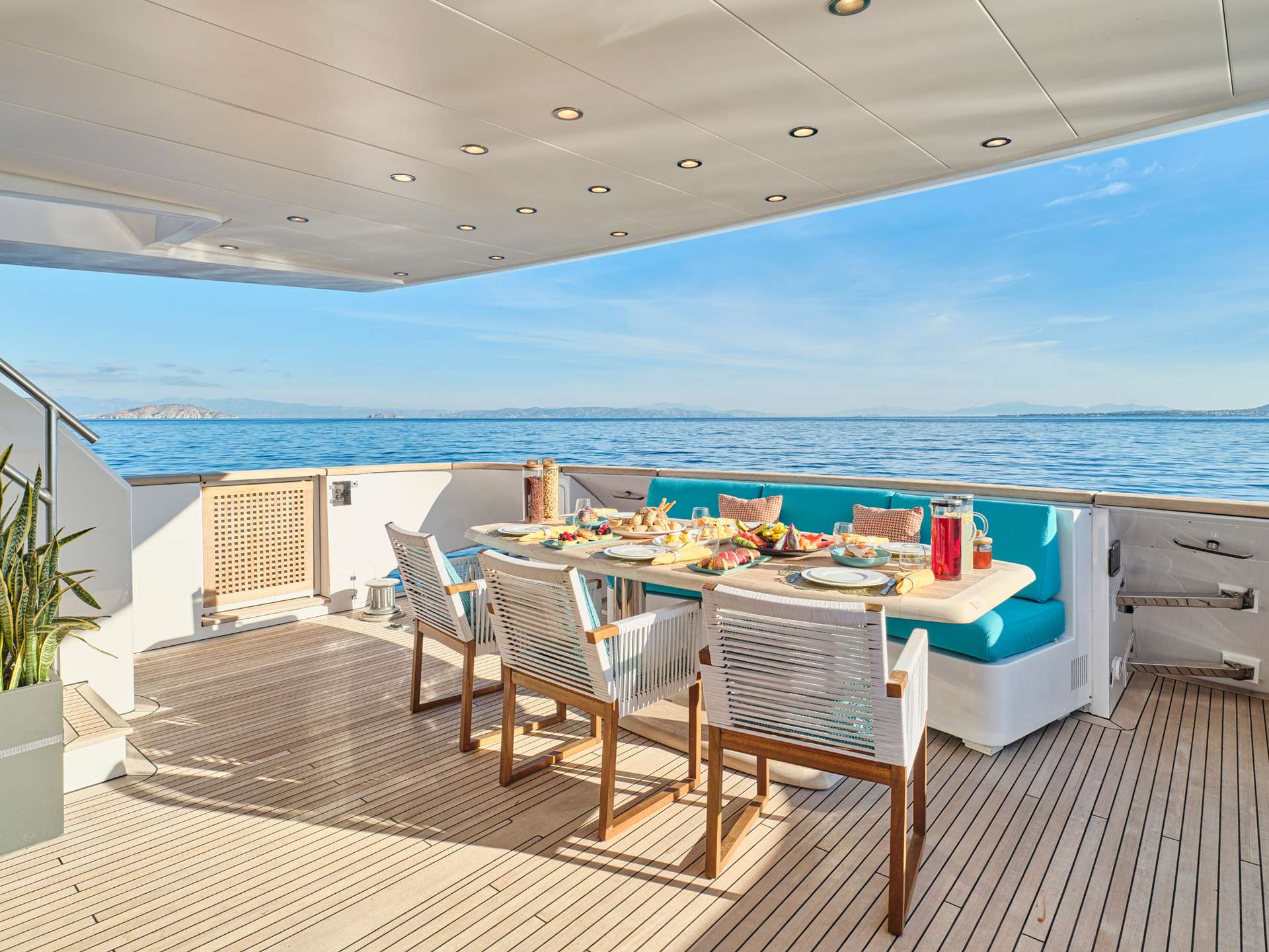 Luxury Crewed Motor Yacht LOANA photo 8