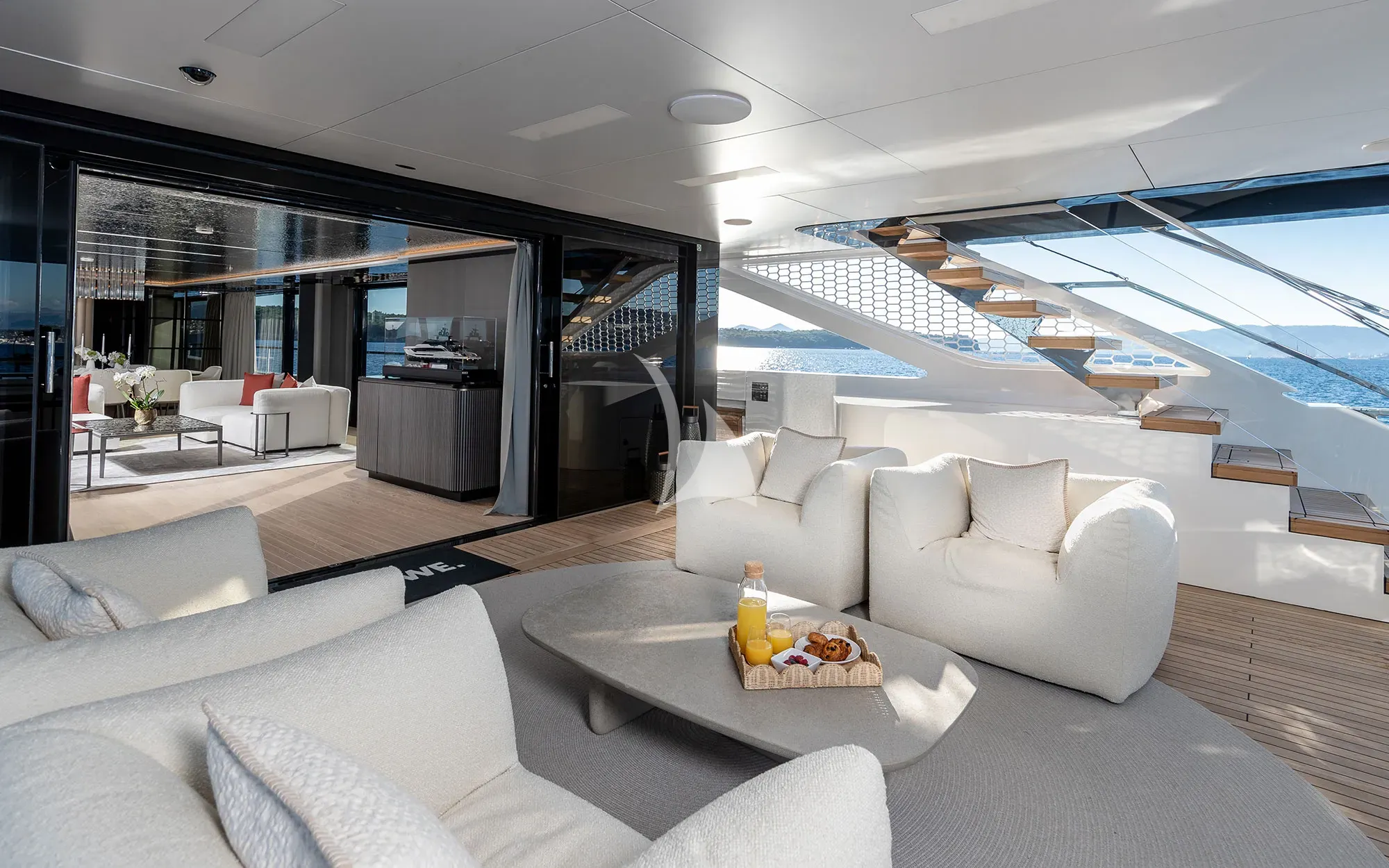 Luxury Crewed Motor Yacht LOEWE photo 4