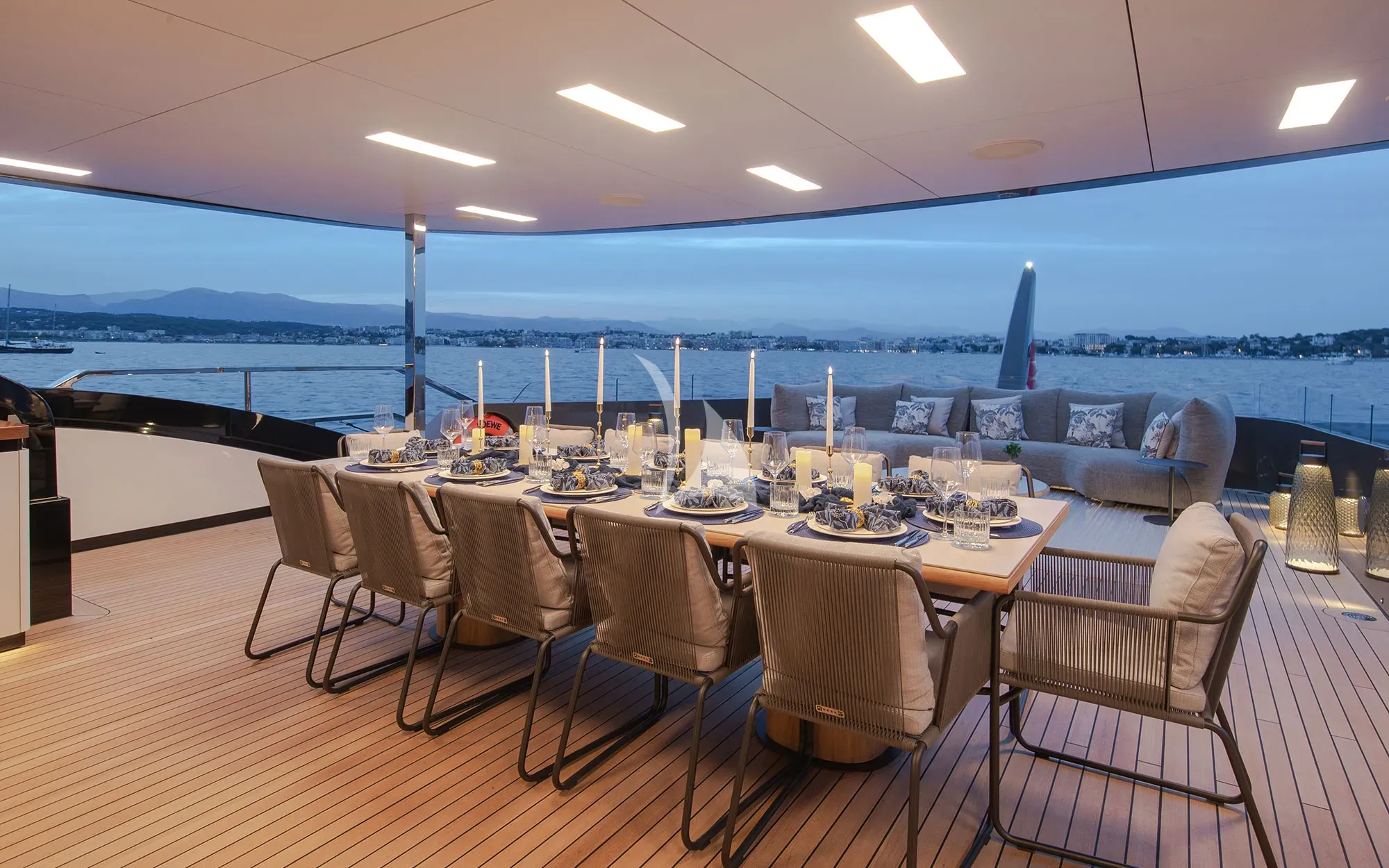 Luxury Crewed Motor Yacht LOEWE photo 6