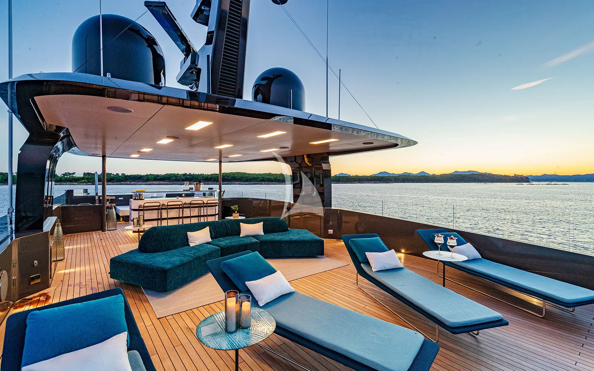 Luxury Crewed Motor Yacht LOEWE photo 7