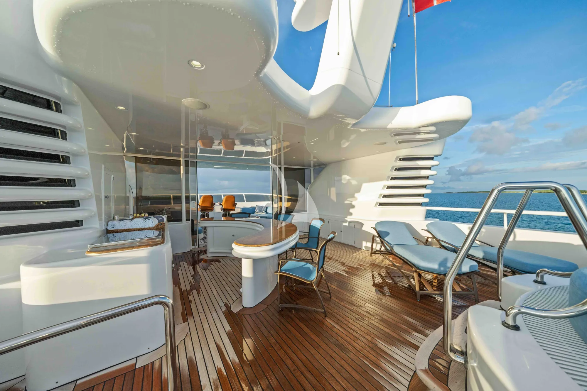 Luxury Crewed Motor Yacht LOHANKA photo 7