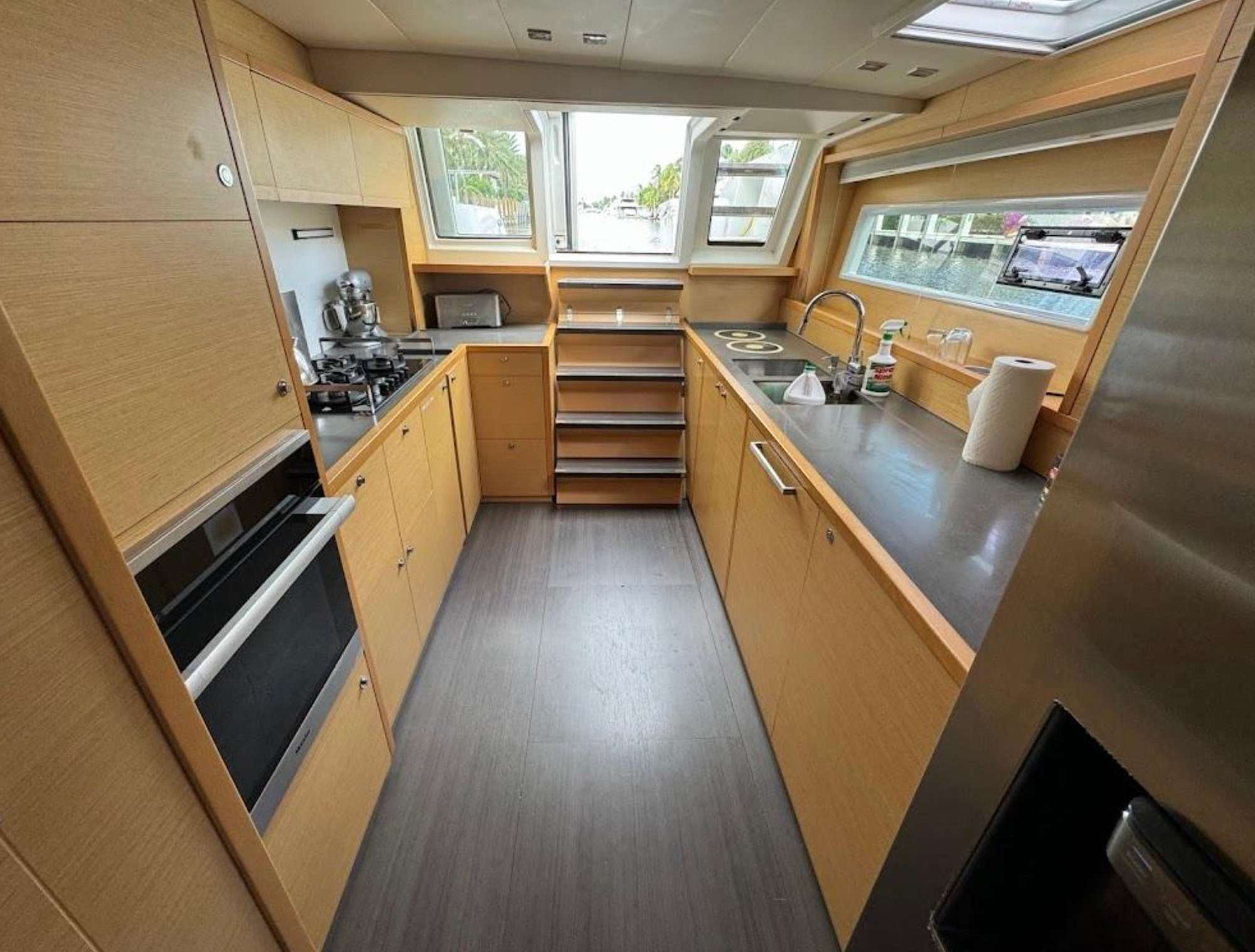 Crewed Power Catamaran LONDON SKY photo 6