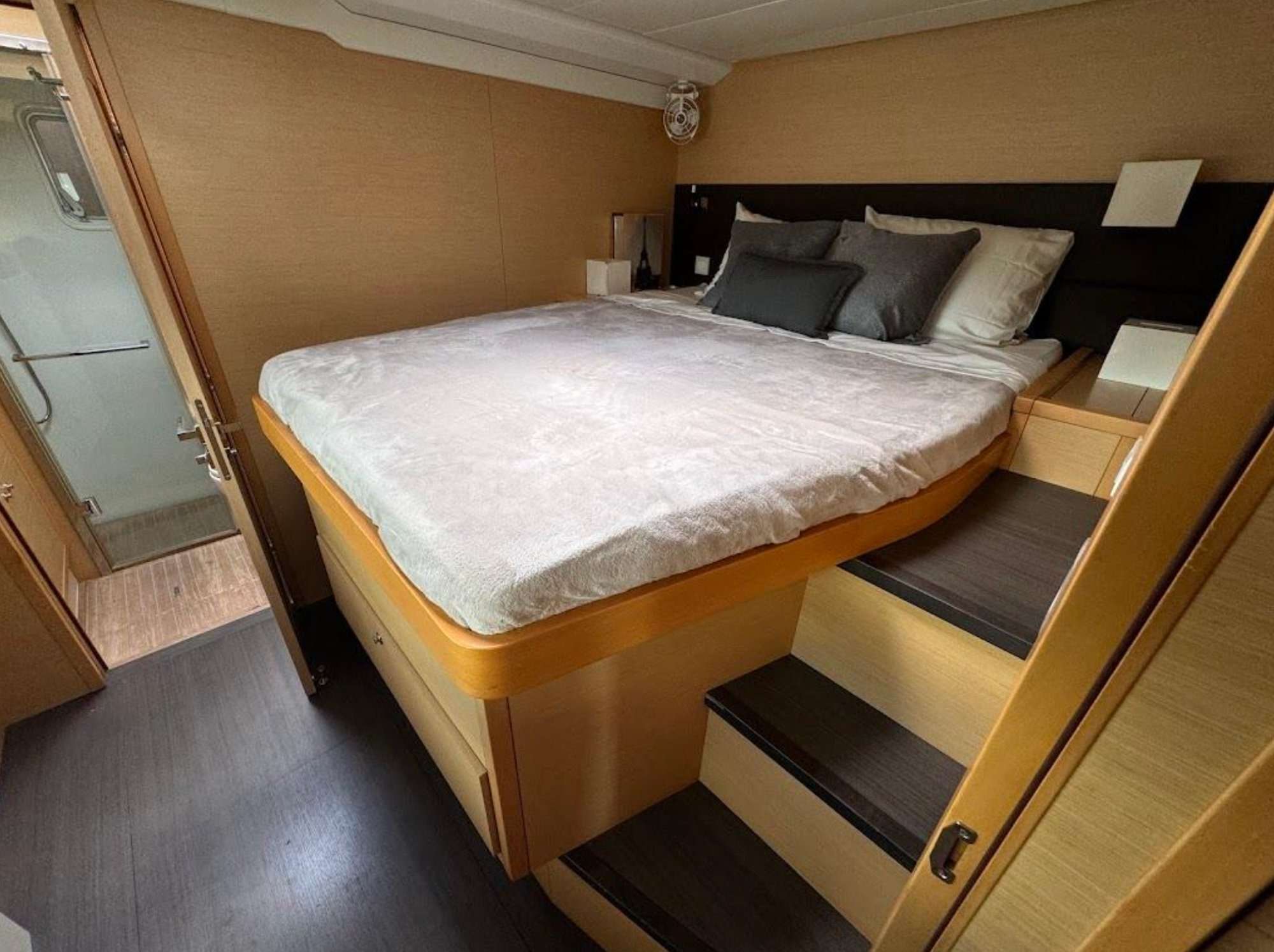 Crewed Power Catamaran LONDON SKY photo 7