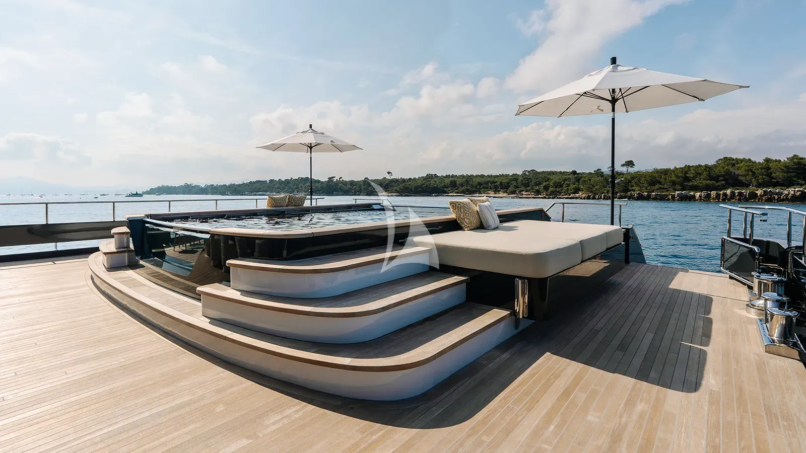 Luxury Crewed Motor Yacht LOON photo 7