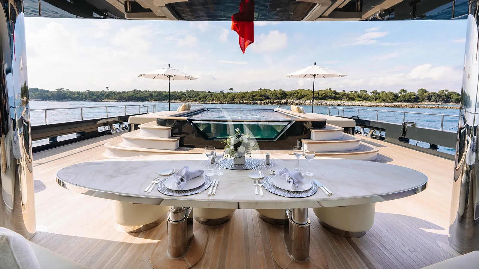 Luxury Crewed Motor Yacht LOON photo 8