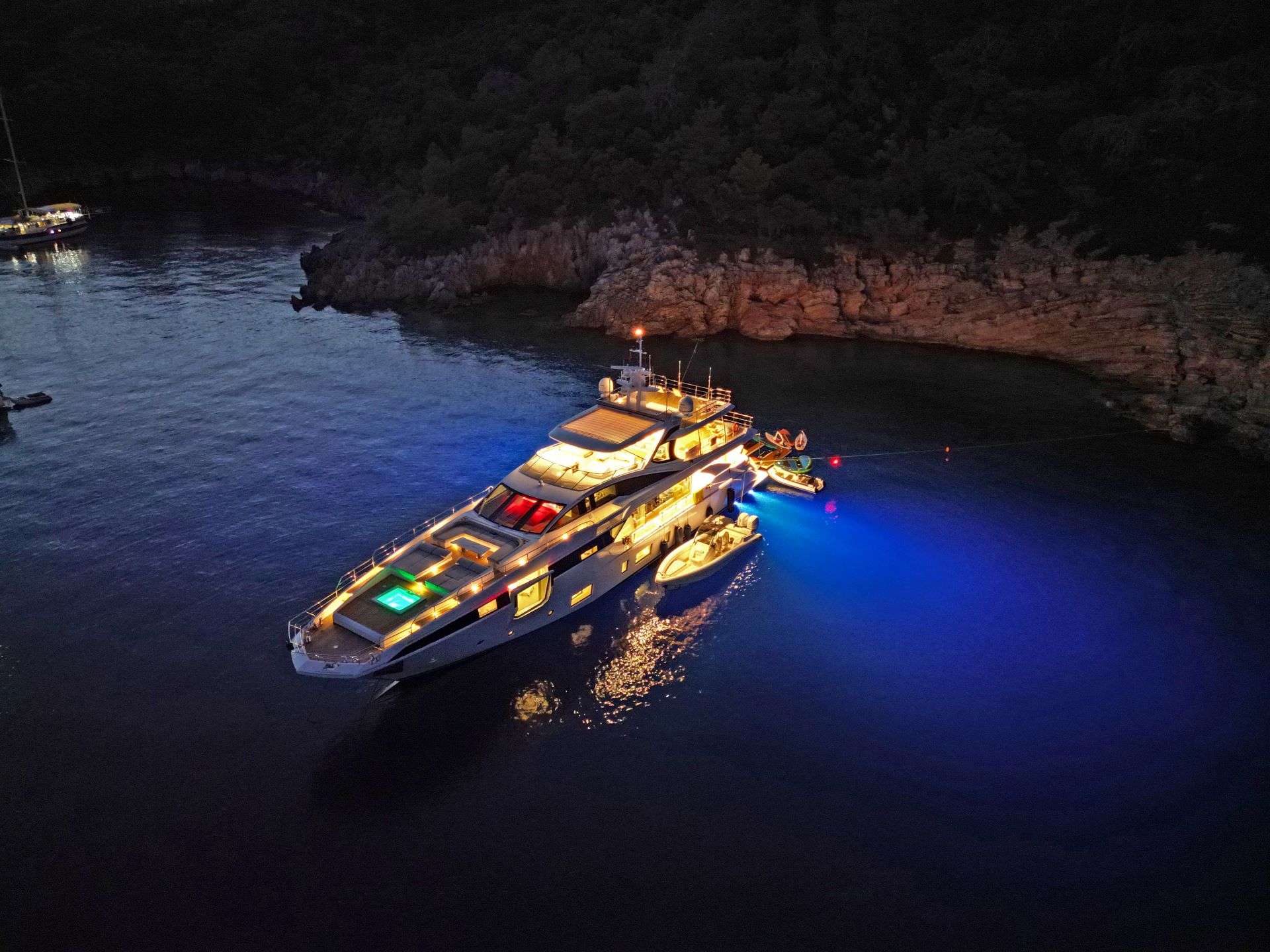 Luxury Crewed Motor Yacht LOVE T photo 4