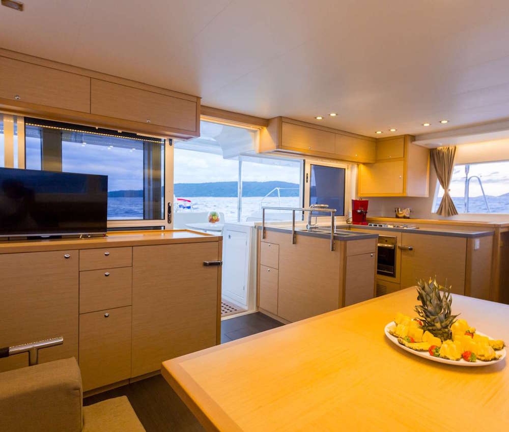 Bareboat Catamaran LU LU photo 4