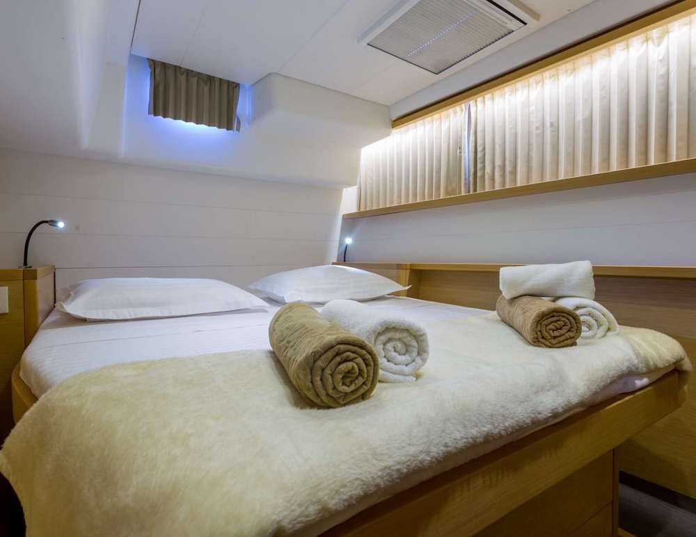 Bareboat Catamaran LU LU photo 5