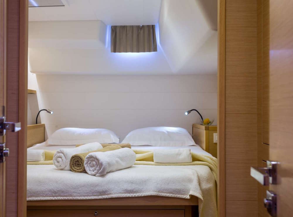 Bareboat Catamaran LU LU photo 6