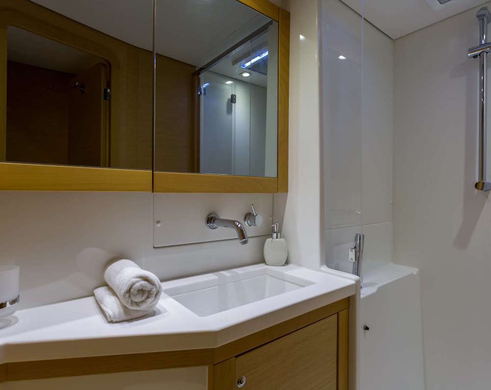 Bareboat Catamaran LU LU photo 8