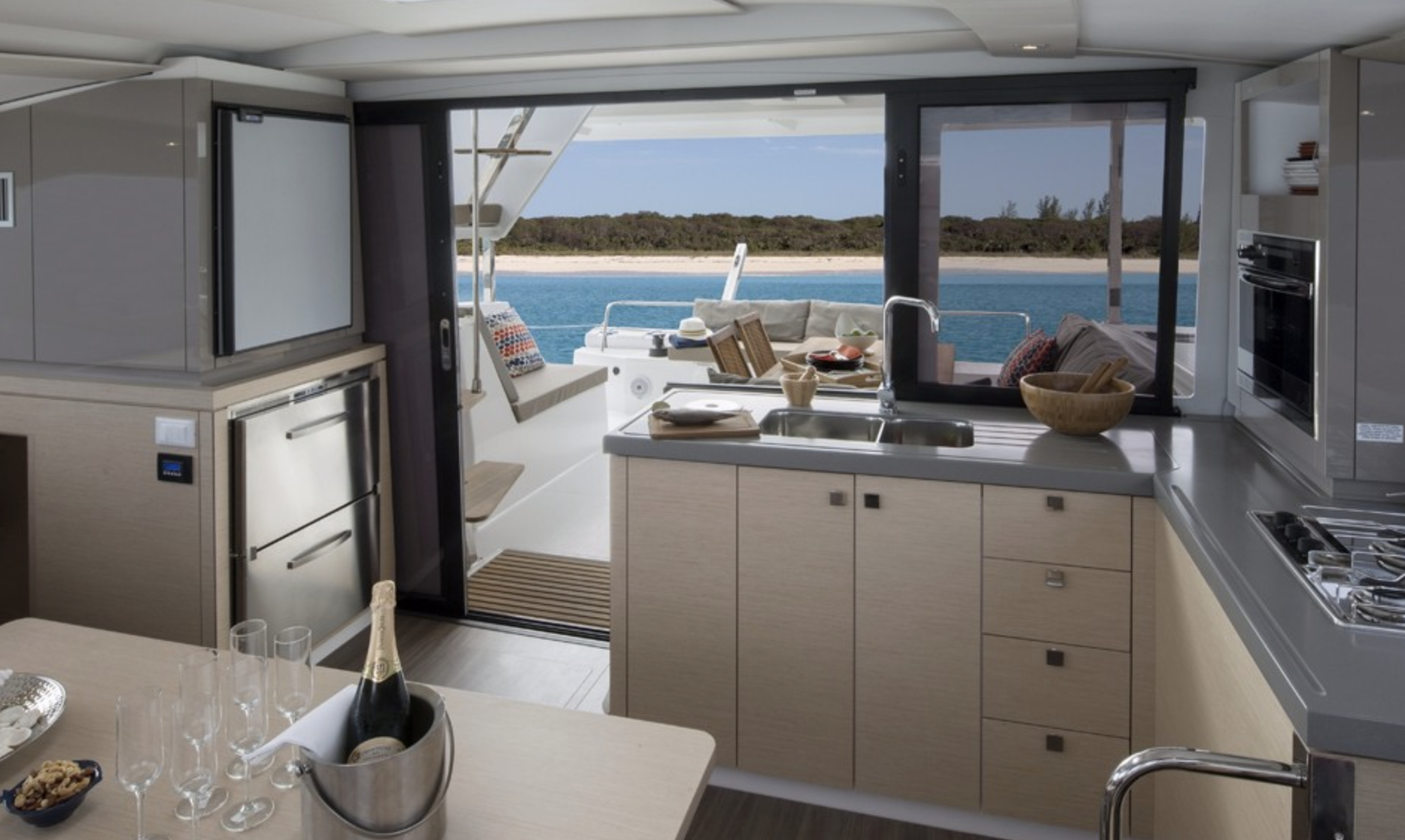 Bareboat Catamaran Fountaine Pajot Lucia 40 photo 4