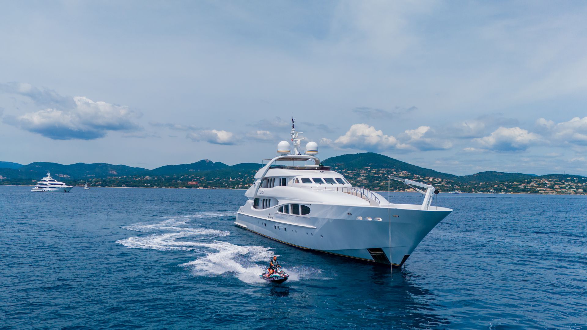 Luxury Crewed Motor Yacht LUISA photo 8