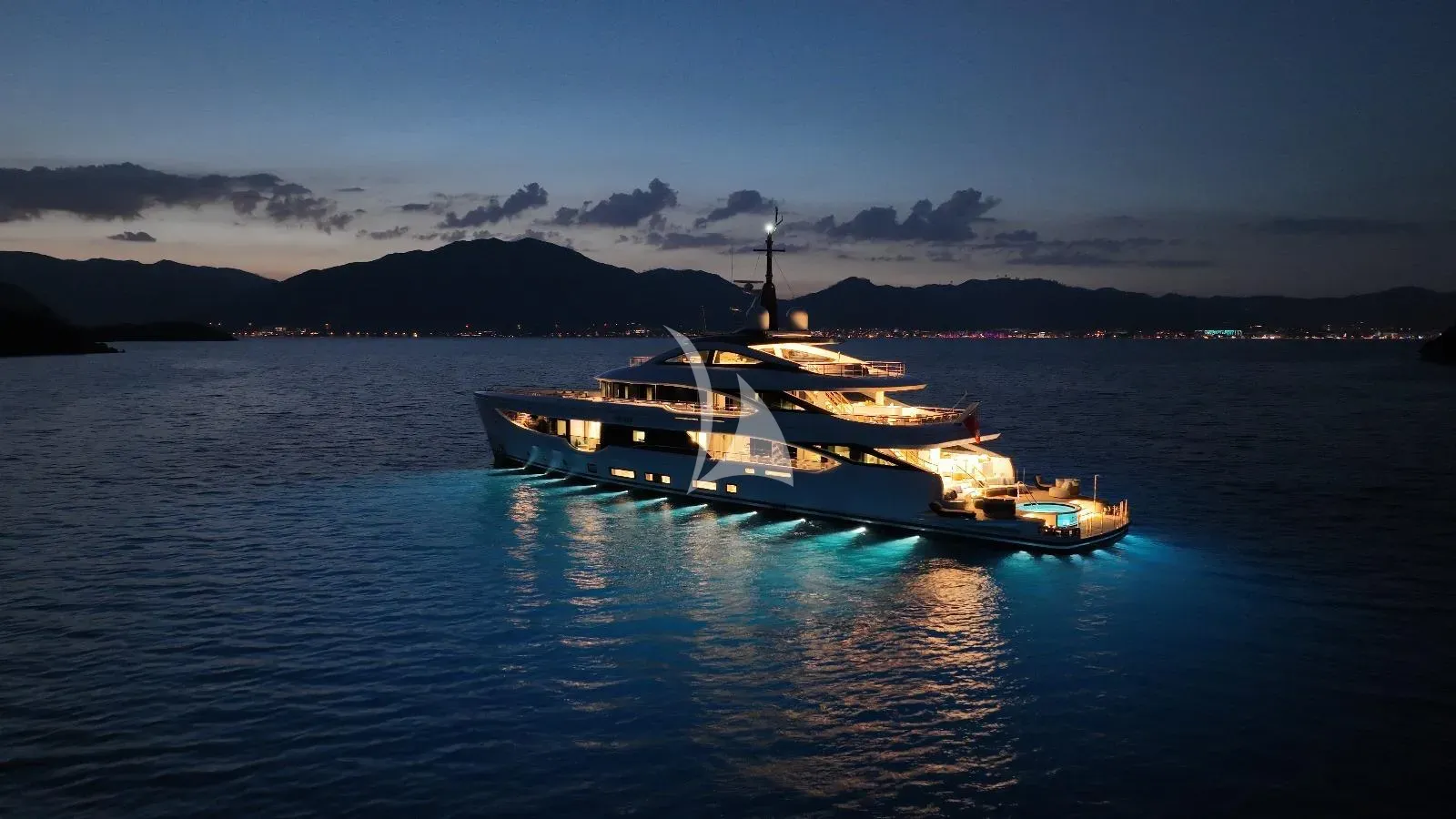 Luxury Crewed Motor Yacht LUMIERE photo 6