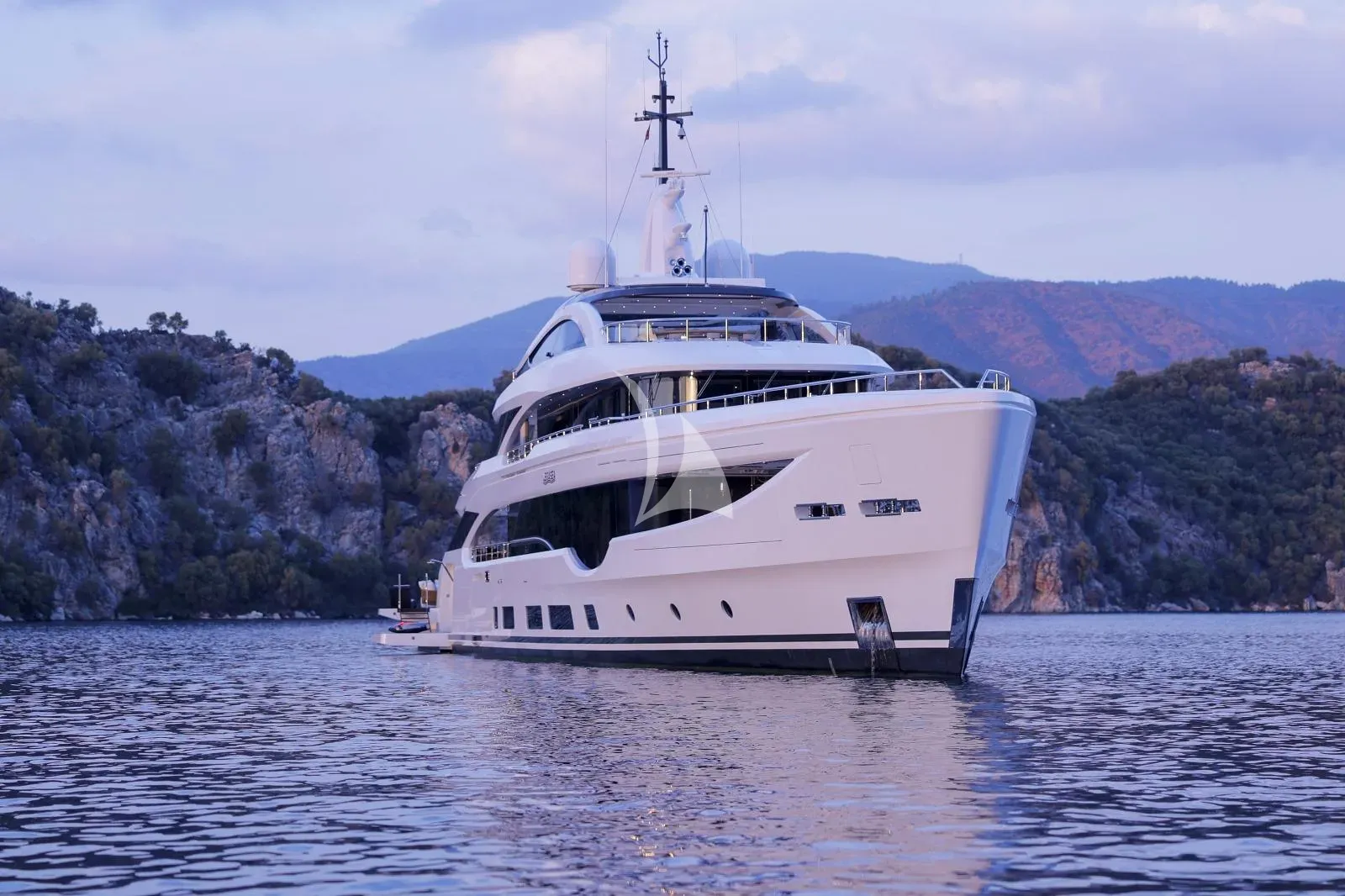 Luxury Crewed Motor Yacht LUMIERE photo 7