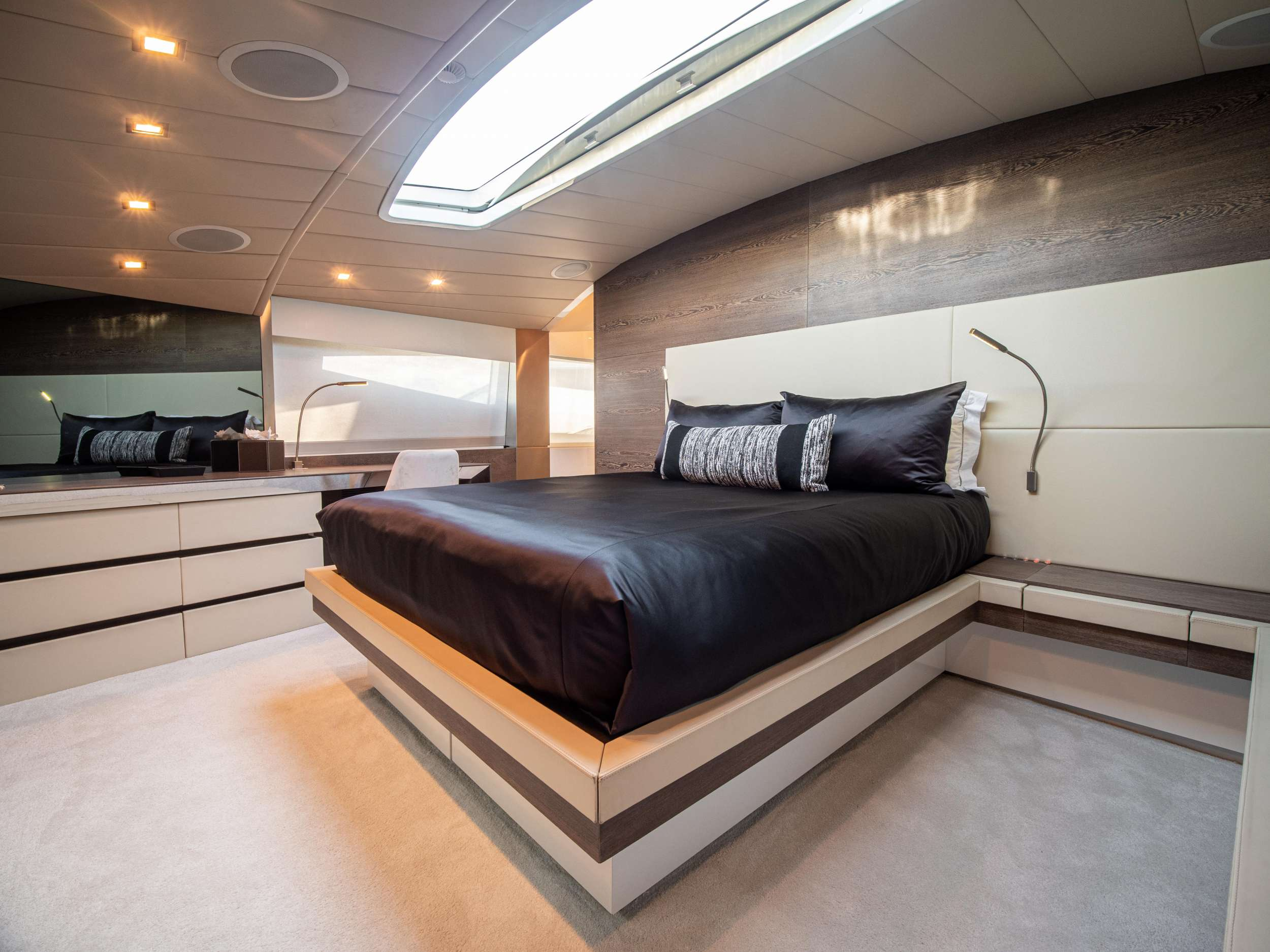 Luxury Crewed Motor Yacht M photo 6