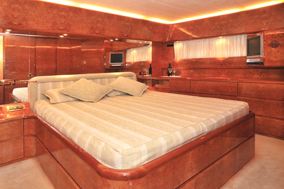 Crewed Motor Yacht Maiora 20m photo 7